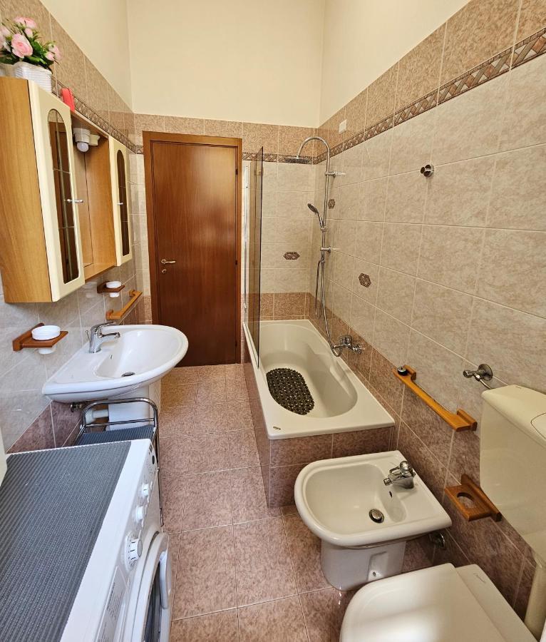 Casa Oltrepo Fresco Centrale Ma Silenzioso Parcheggio Interno Casteggio Esterno foto